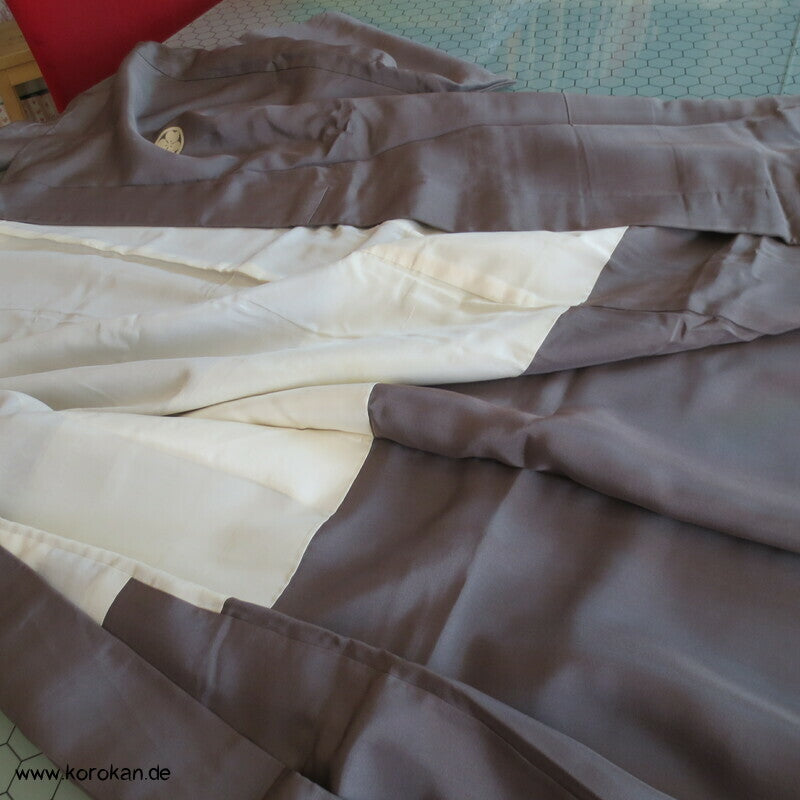 grauer Montsuki, 5 Kleeblatt Mon Kimono