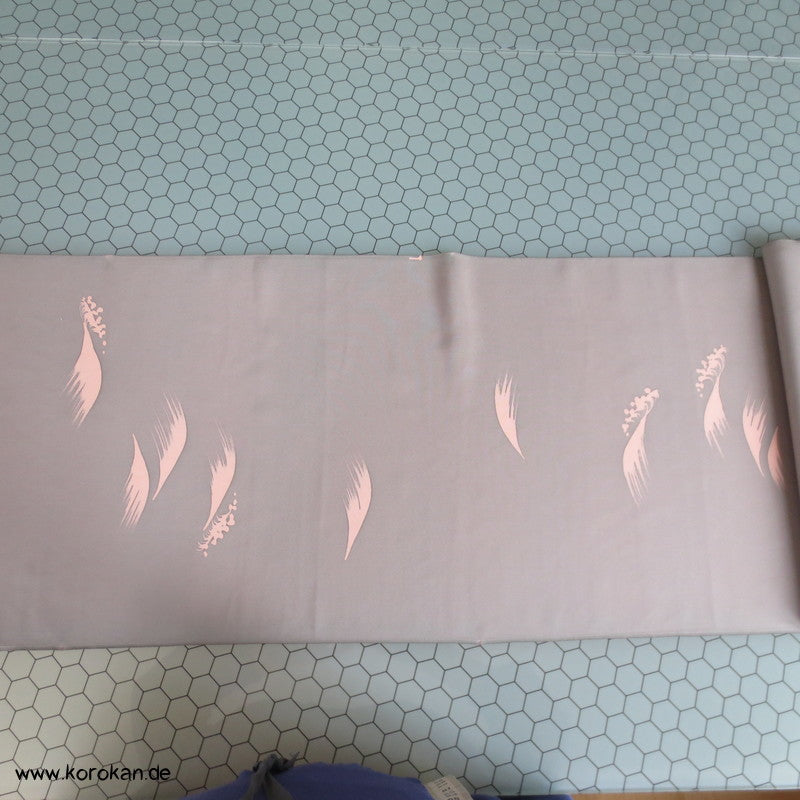 rosa Wellen auf grauem glatten Crepesatin Kimono Seide
