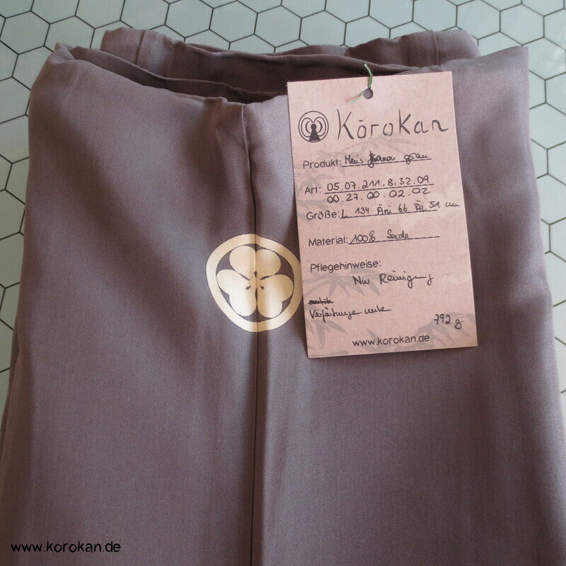 grauer Montsuki, 5 Kleeblatt Mon Kimono