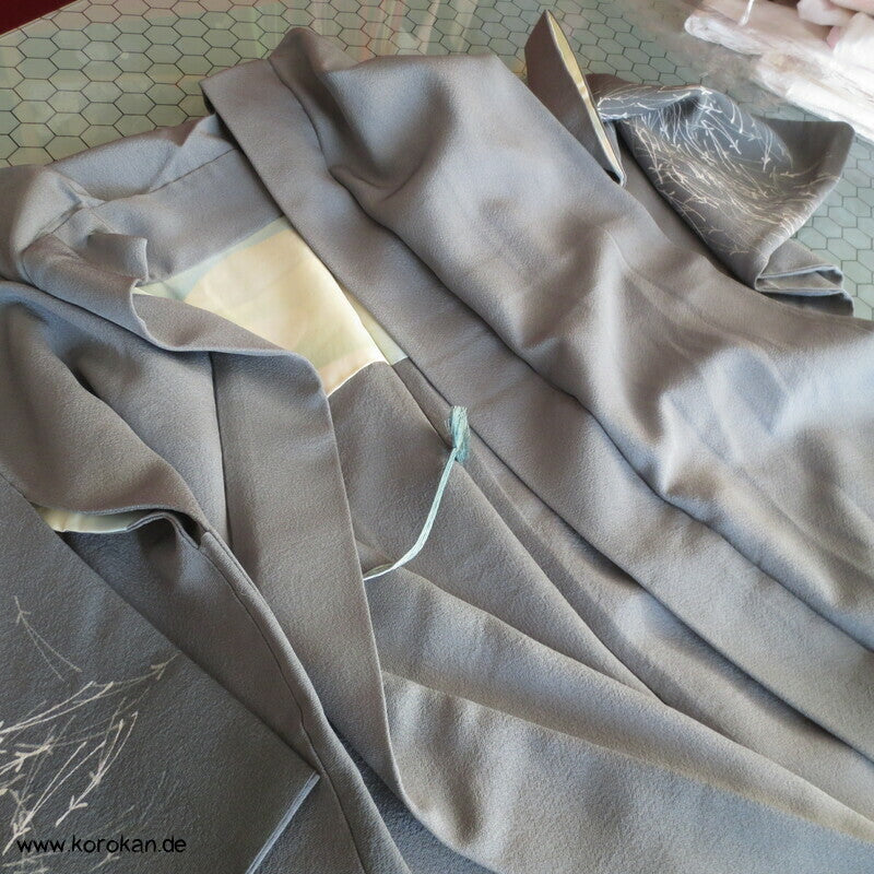 graue Haori Kimono Jacke aus Seide mit Kiefernnadelmuster