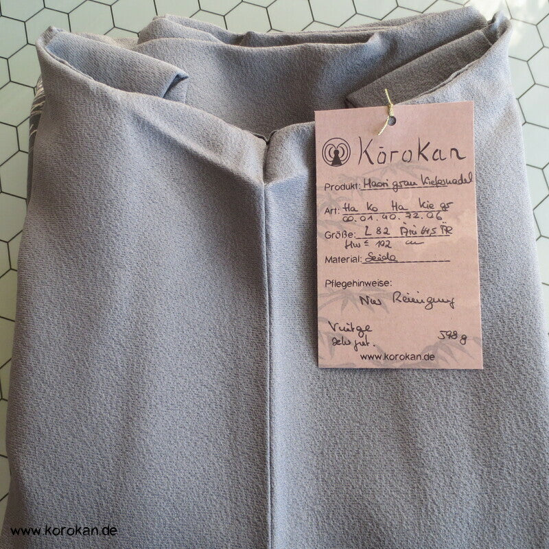 graue Haori Kimono Jacke aus Seide mit Kiefernnadelmuster