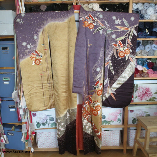 Furisode Kimono aus Seidensatin, Schmetterlinge auf Blüten im Halbdunkel