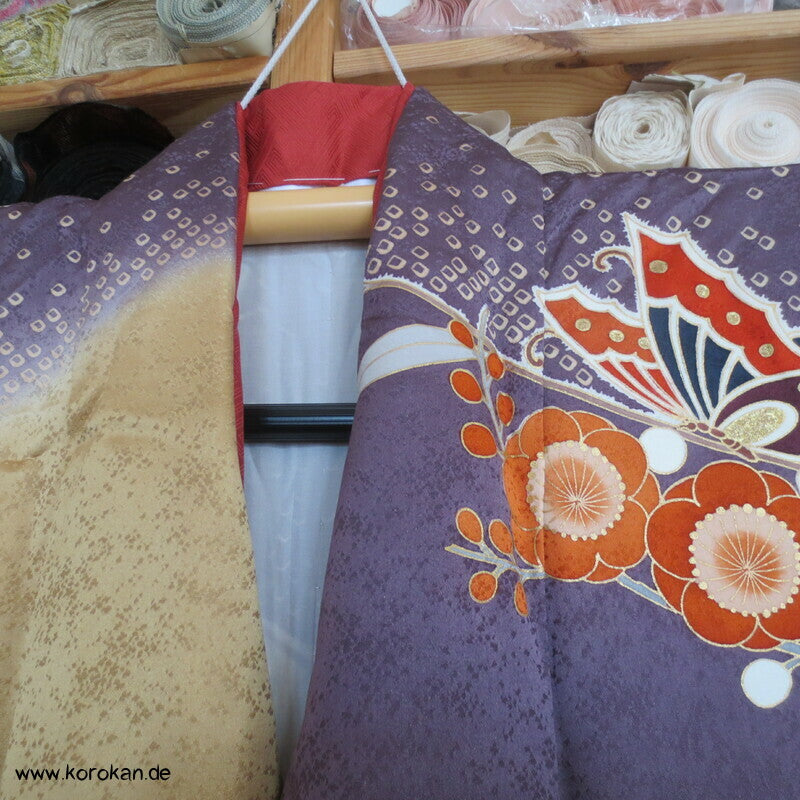 Schmetterlinge auf Blüten im Halbdunkel Furisode