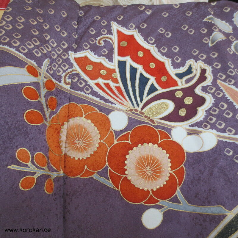 Schmetterlinge auf Blüten im Halbdunkel Furisode