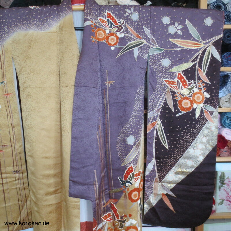 Schmetterlinge auf Blüten im Halbdunkel Furisode