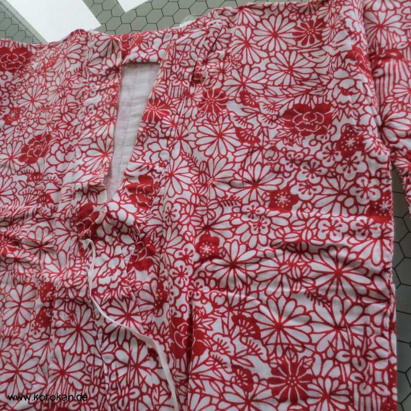 rote Kiku Nemaki - Kimono zum Schlafen