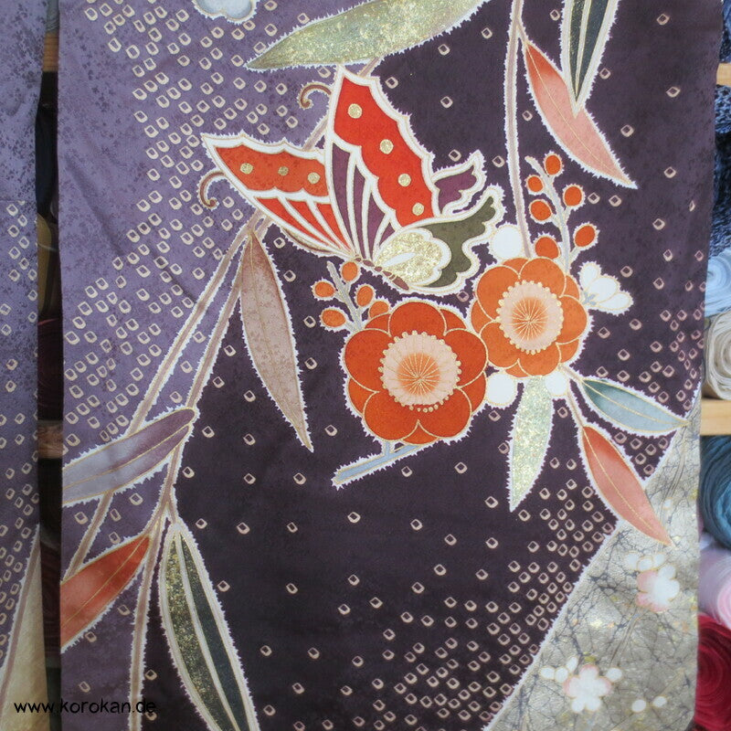 Schmetterlinge auf Blüten im Halbdunkel Furisode