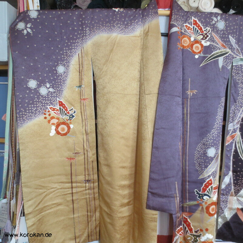 Schmetterlinge auf Blüten im Halbdunkel Furisode