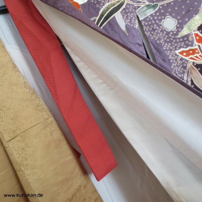 Schmetterlinge auf Blüten im Halbdunkel Furisode