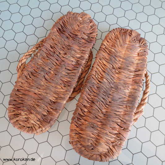 antike Zori Strohsandalen - als Dekoobjekt