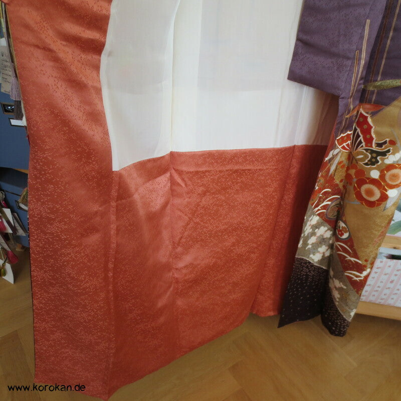 Schmetterlinge auf Blüten im Halbdunkel Furisode