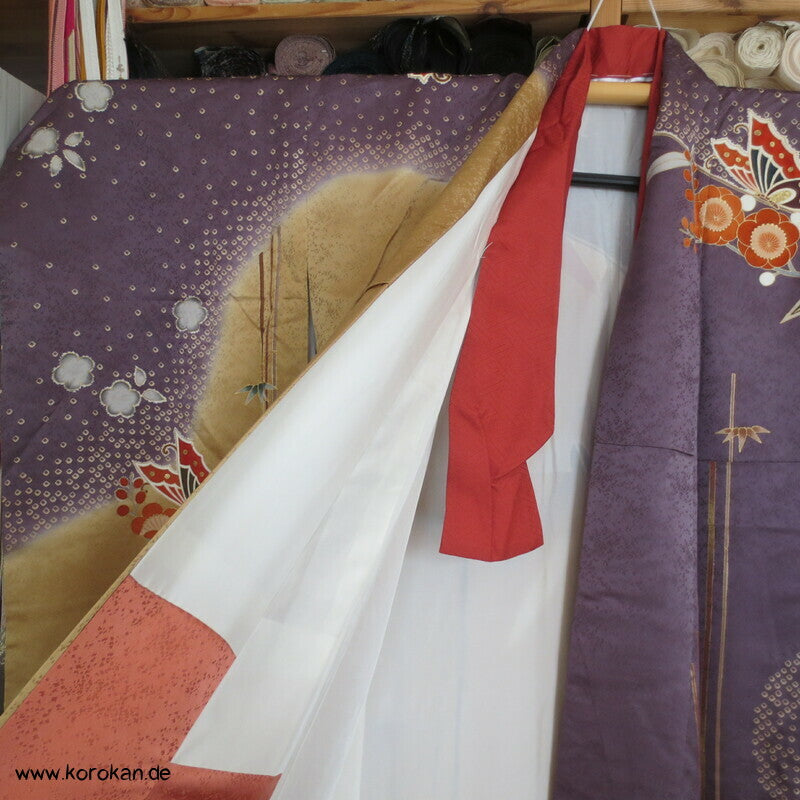 Schmetterlinge auf Blüten im Halbdunkel Furisode