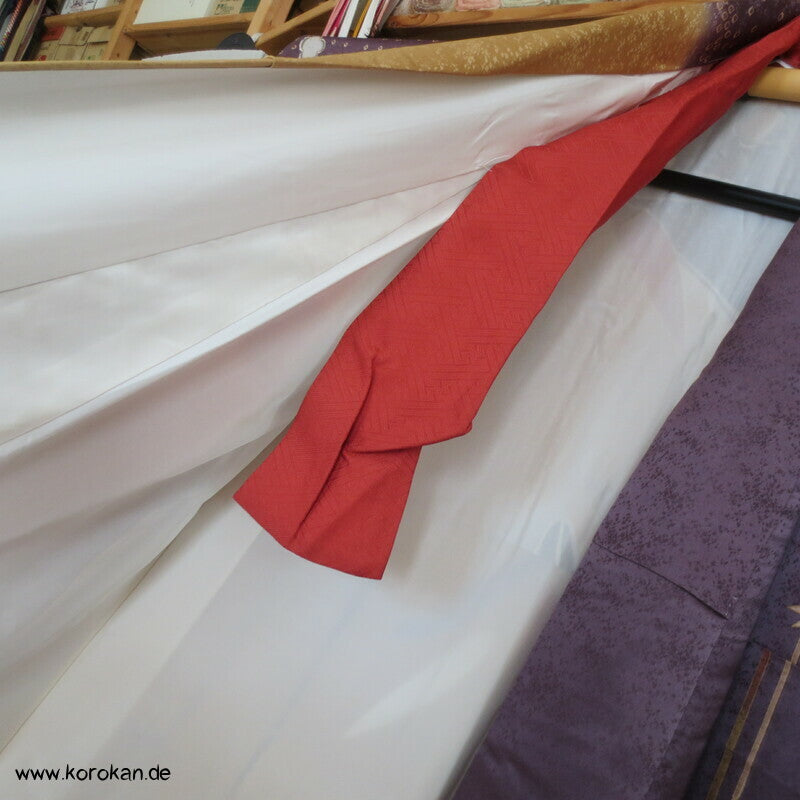 Schmetterlinge auf Blüten im Halbdunkel Furisode
