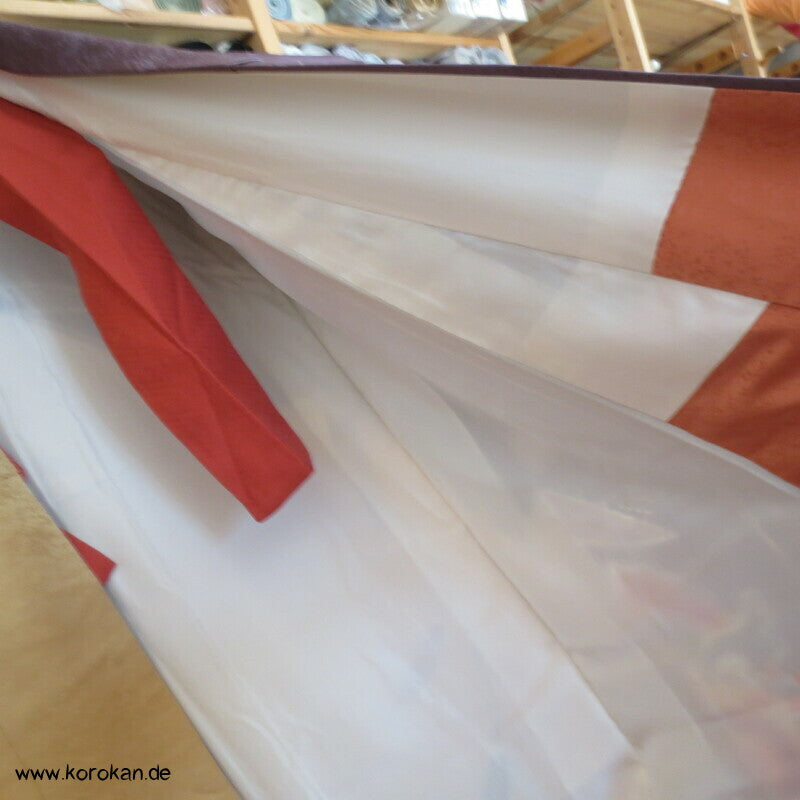 Schmetterlinge auf Blüten im Halbdunkel Furisode