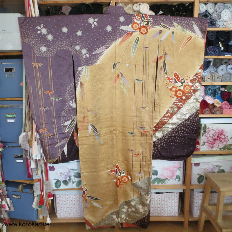 Schmetterlinge auf Blüten im Halbdunkel Furisode