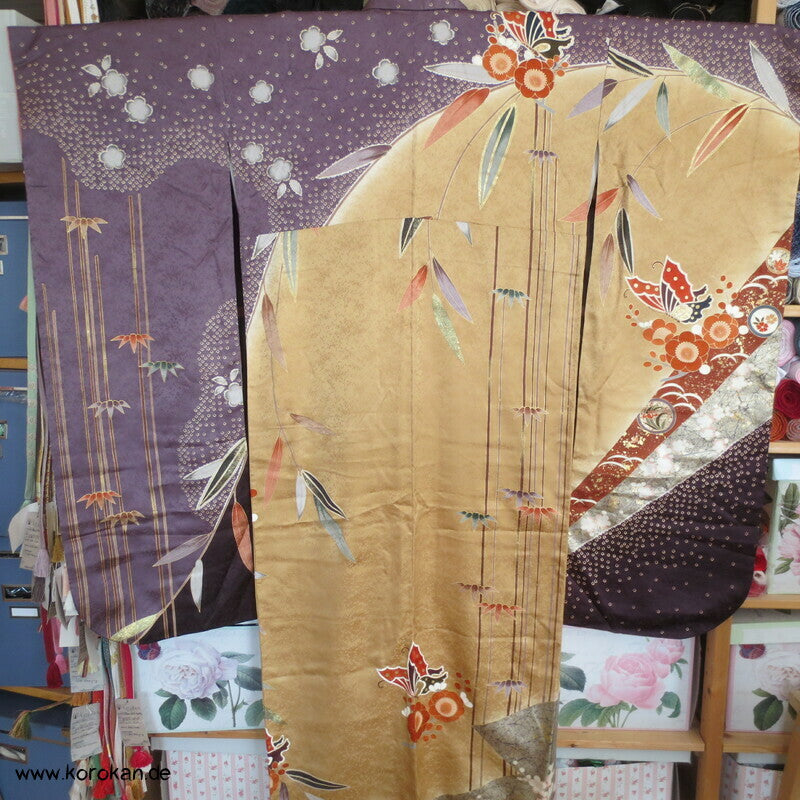 Schmetterlinge auf Blüten im Halbdunkel Furisode