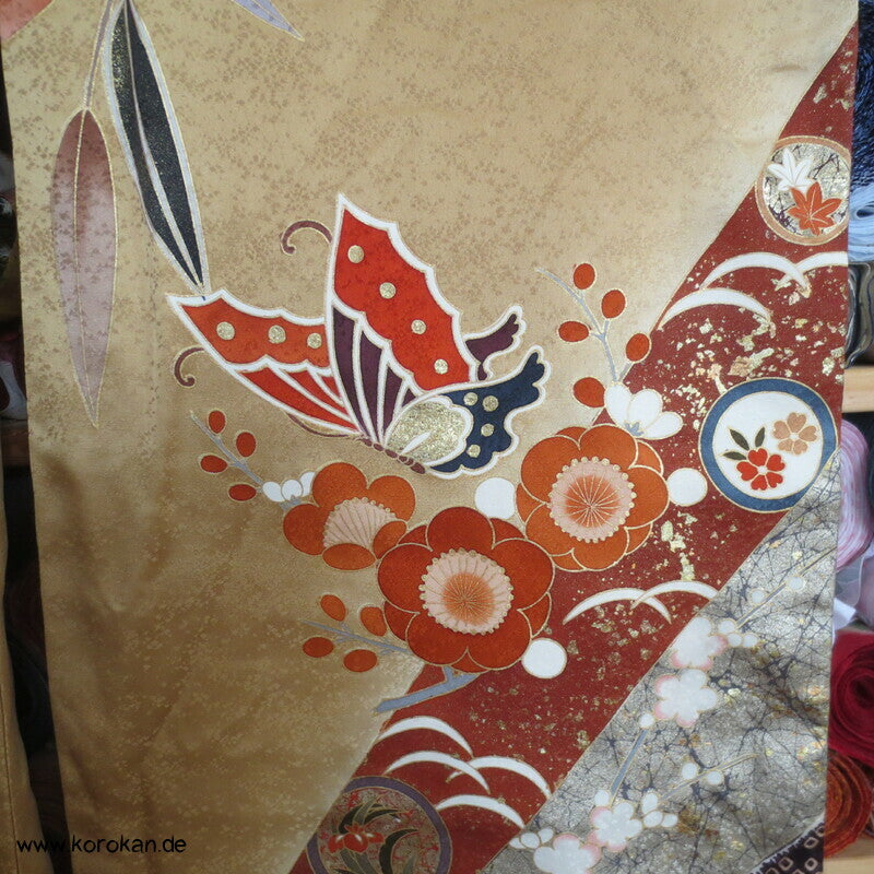 Schmetterlinge auf Blüten im Halbdunkel Furisode