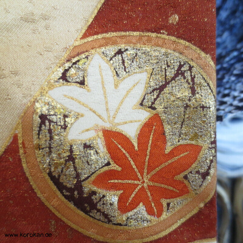 Schmetterlinge auf Blüten im Halbdunkel Furisode