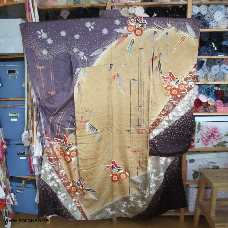 Schmetterlinge auf Blüten im Halbdunkel Furisode