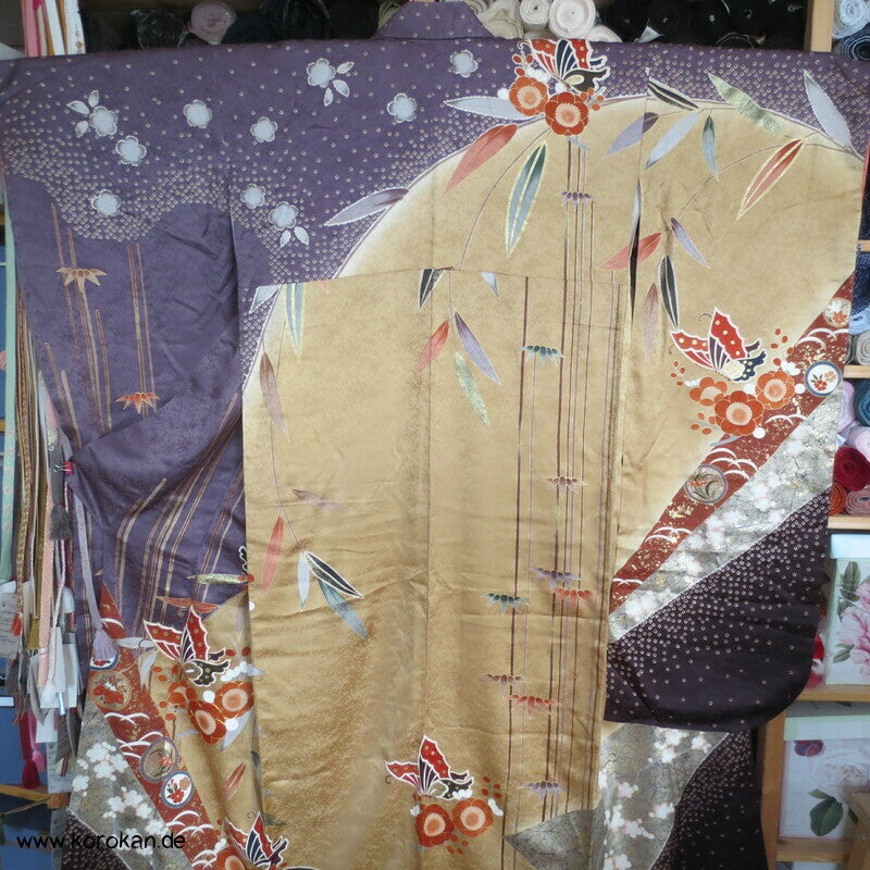 Schmetterlinge auf Blüten im Halbdunkel Furisode