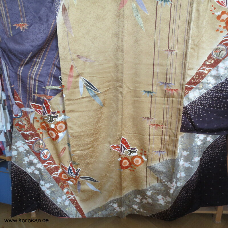 Schmetterlinge auf Blüten im Halbdunkel Furisode
