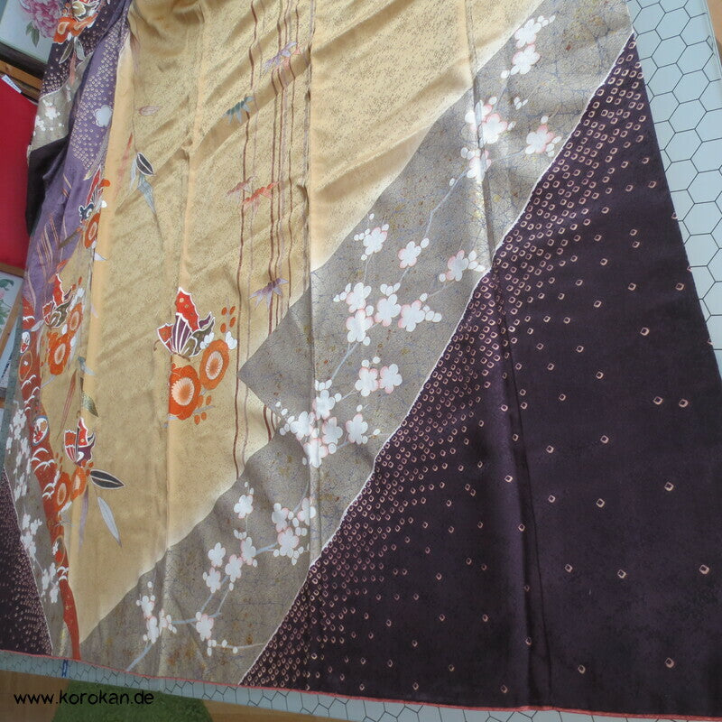 Schmetterlinge auf Blüten im Halbdunkel Furisode