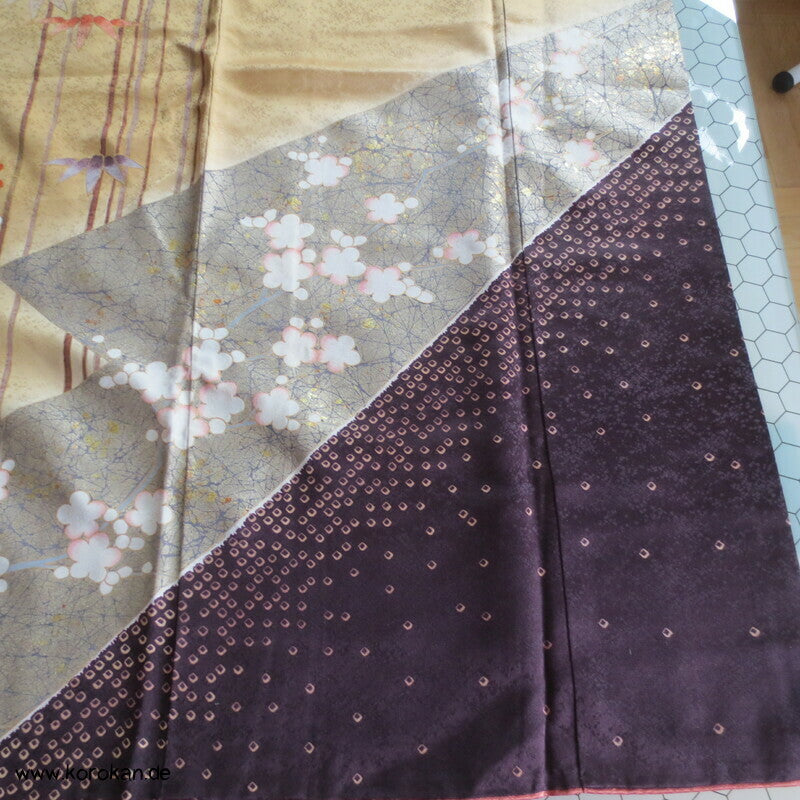 Schmetterlinge auf Blüten im Halbdunkel Furisode