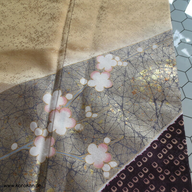 Schmetterlinge auf Blüten im Halbdunkel Furisode