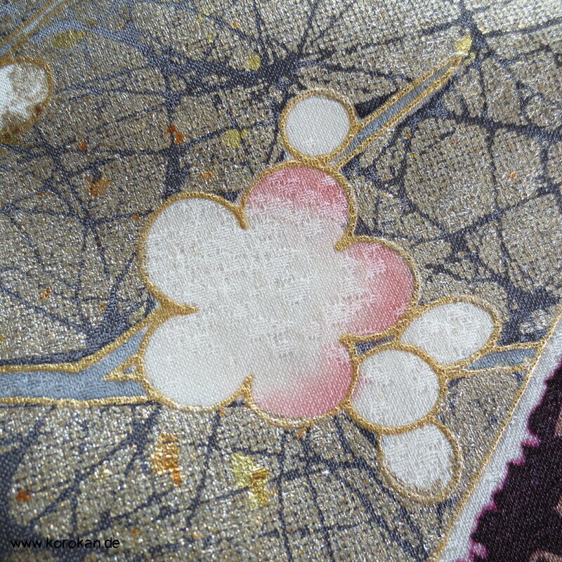 Schmetterlinge auf Blüten im Halbdunkel Furisode