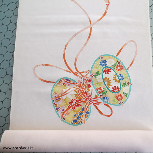 Flechtbänder, Handtrommel Tanmono, Teilstickerei auf Seidencrepesatin