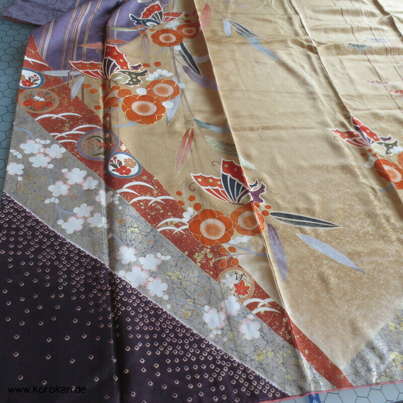 Schmetterlinge auf Blüten im Halbdunkel Furisode