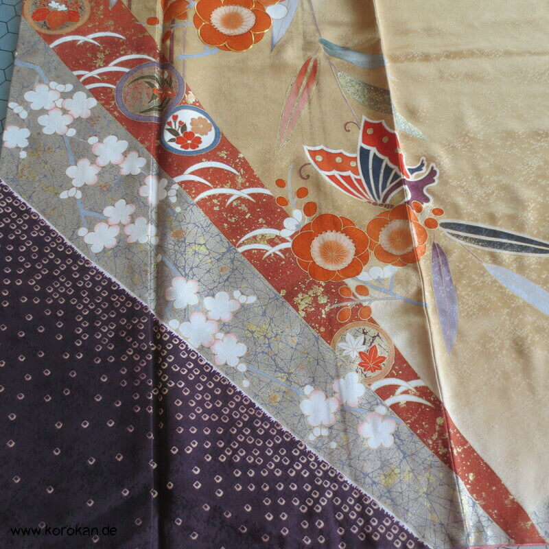 Schmetterlinge auf Blüten im Halbdunkel Furisode