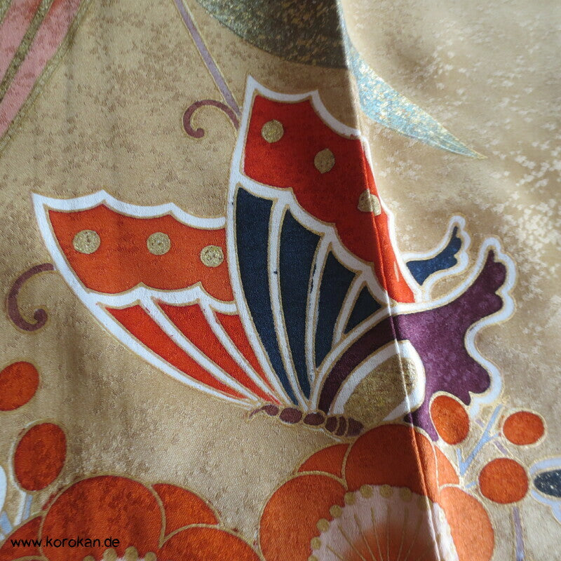 Schmetterlinge auf Blüten im Halbdunkel Furisode