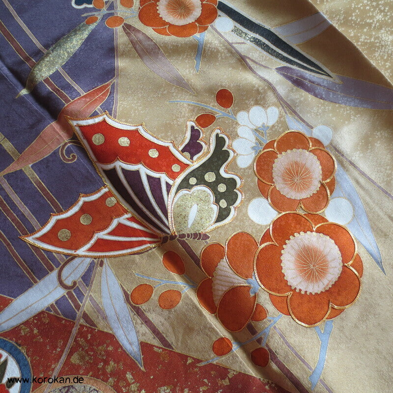 Schmetterlinge auf Blüten im Halbdunkel Furisode