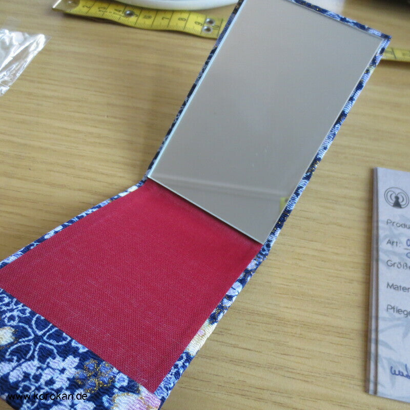 japanischer Taschenspiegel in Seidenfutteral, Sakura