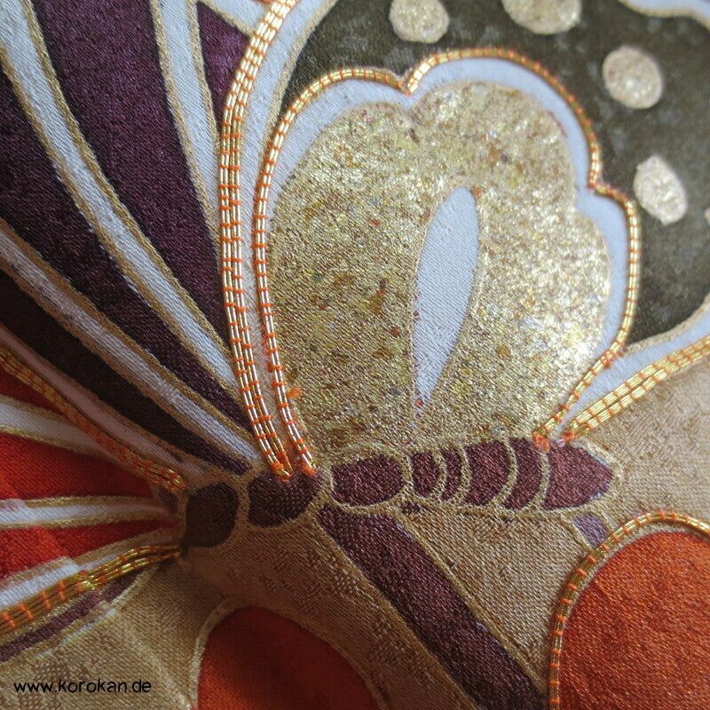Schmetterlinge auf Blüten im Halbdunkel Furisode