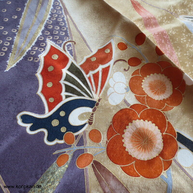 Schmetterlinge auf Blüten im Halbdunkel Furisode