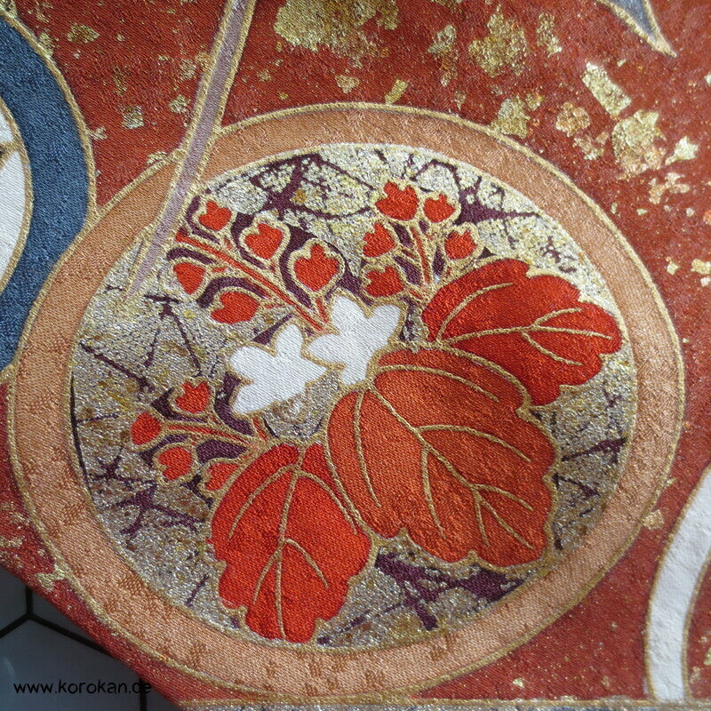 Schmetterlinge auf Blüten im Halbdunkel Furisode