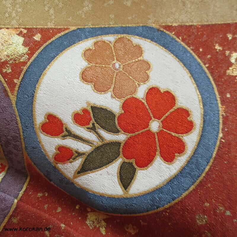 Schmetterlinge auf Blüten im Halbdunkel Furisode
