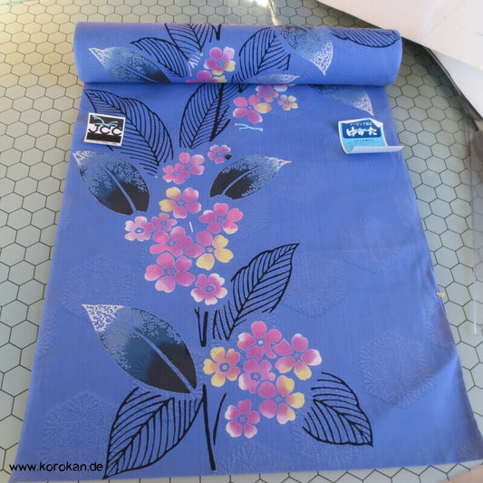Blüten auf blaulila Yukata Kimono Stoffrolle