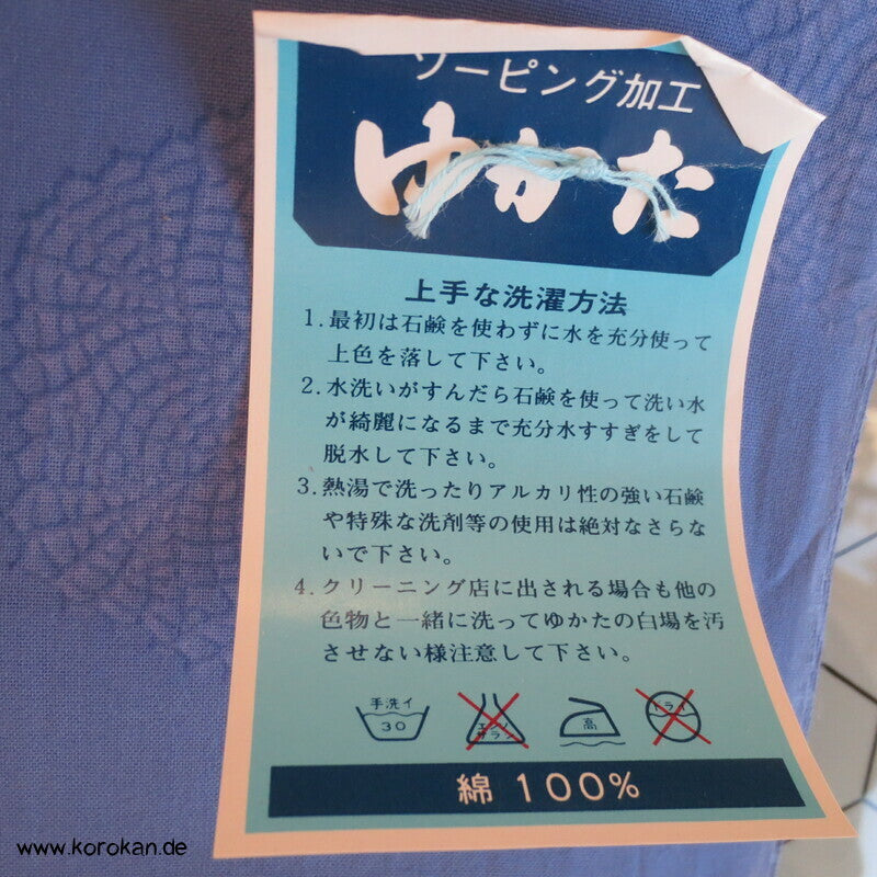 Blüten auf blaulila Yukata Kimono Stoffrolle