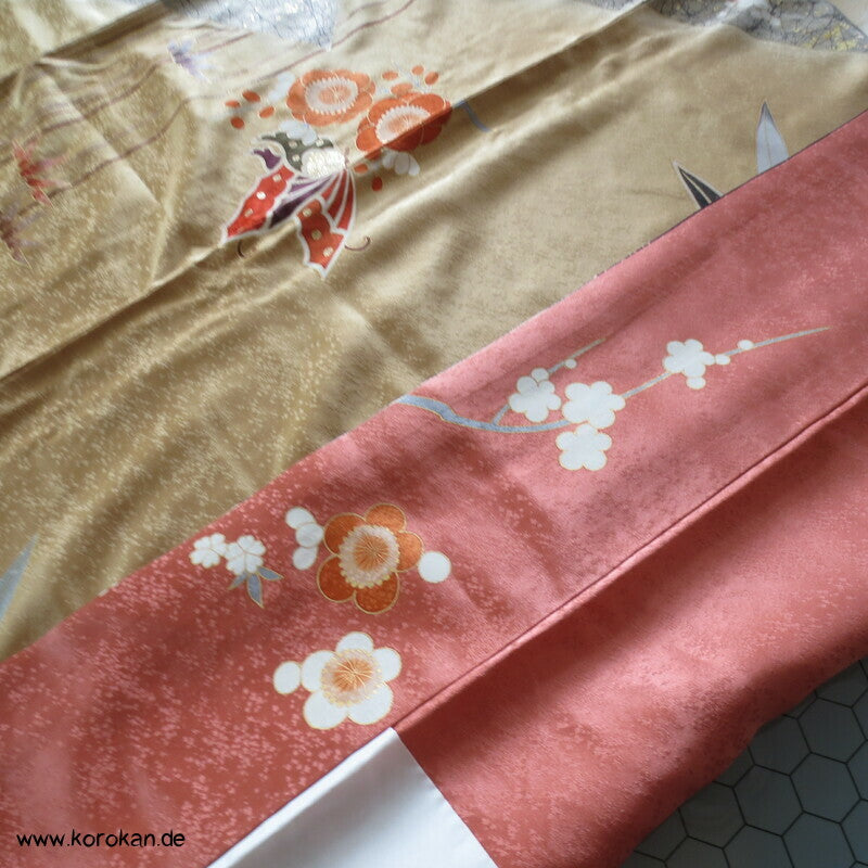 Schmetterlinge auf Blüten im Halbdunkel Furisode