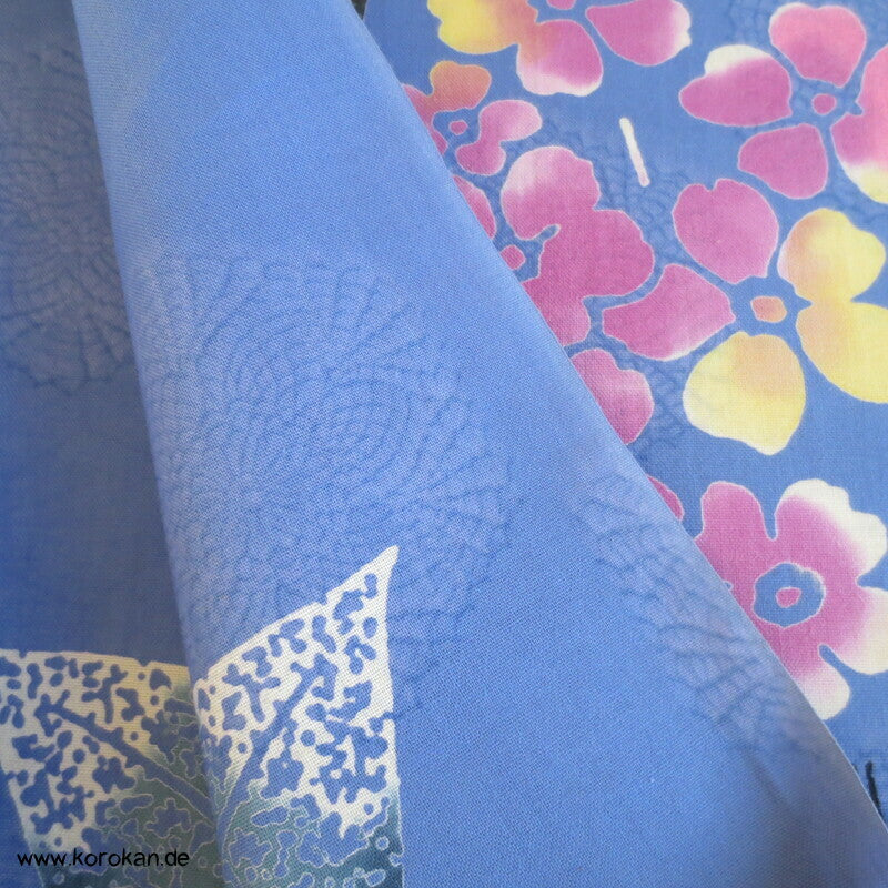 Blüten auf blaulila Yukata Kimono Stoffrolle