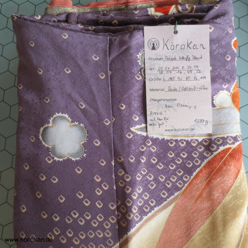 Furisode Kimono aus Seidensatin, Schmetterlinge auf Blüten im Halbdunkel