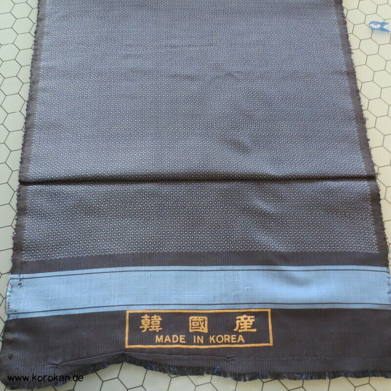 Tanmono Kimono Ensemble Stoffrolle Tsumugi Seide Kasuri Kikko fein klassisch