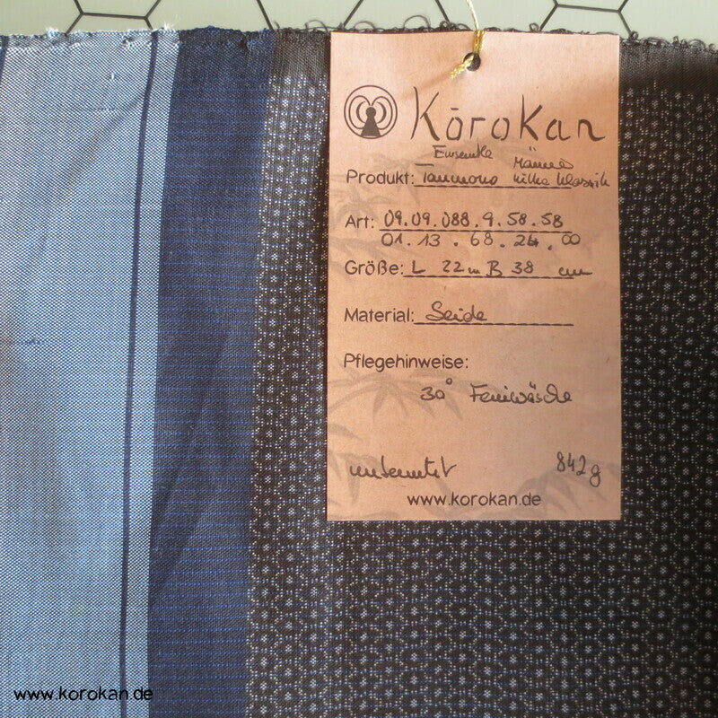 Tanmono Kimono Ensemble Stoffrolle Tsumugi Seide Kasuri Kikko fein klassisch