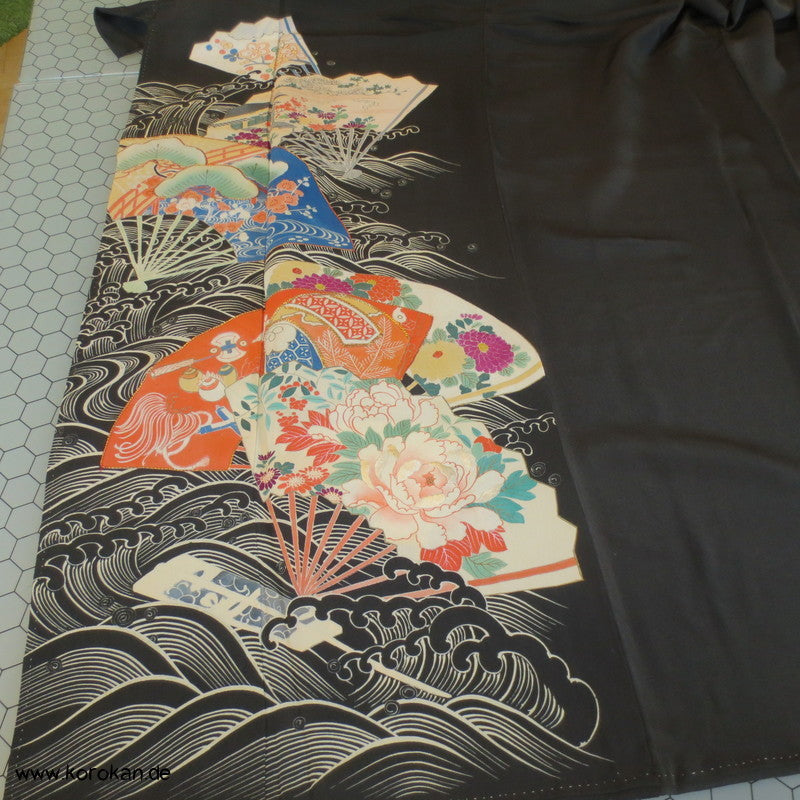 Fächermuster Tomesode / schwarzer Chu Furisode, rotes Futter