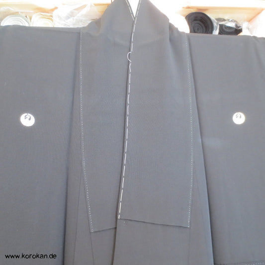 Kranich Mon Mofuku, schlichter schwarzer Seiden Kimono
