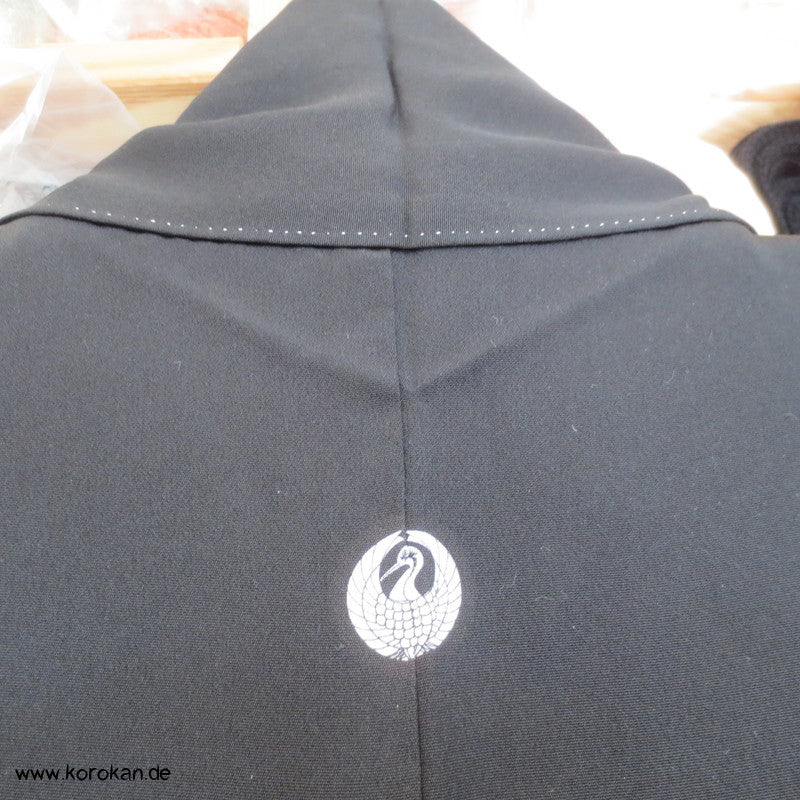 Kranich Mon Mofuku, schlichter schwarzer Seiden Kimono