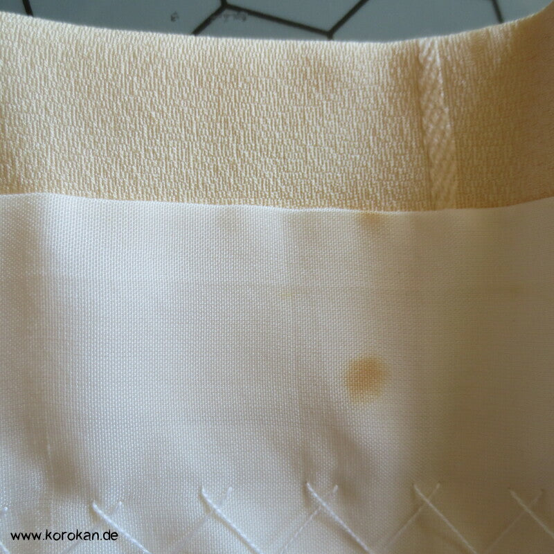 Jimon einfarbiger Kimono mit Webmuster, cremefarbene Seide